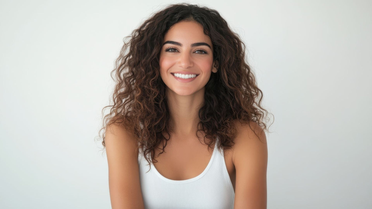 Krullen stylen op kletsnat, nat of vochtig haar: wat werkt écht voor jouw haar?