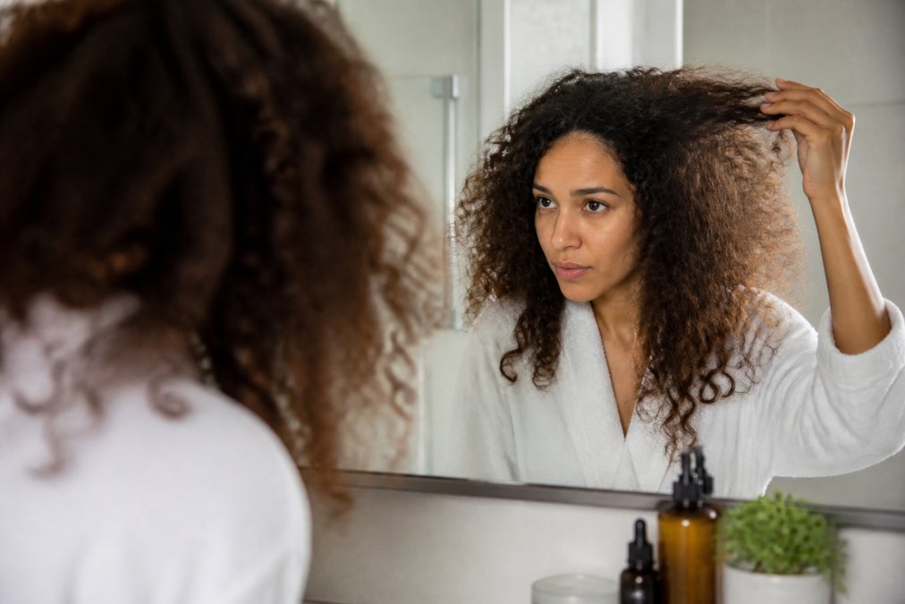 Waarom pluist mijn haar na wassen? 7 oorzaken en fixes