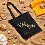 Maxi Tote Bag zwart met goudkleurige tekst 'Wild like my Curls' en klein Amazing Curls logo voor krullenproducten