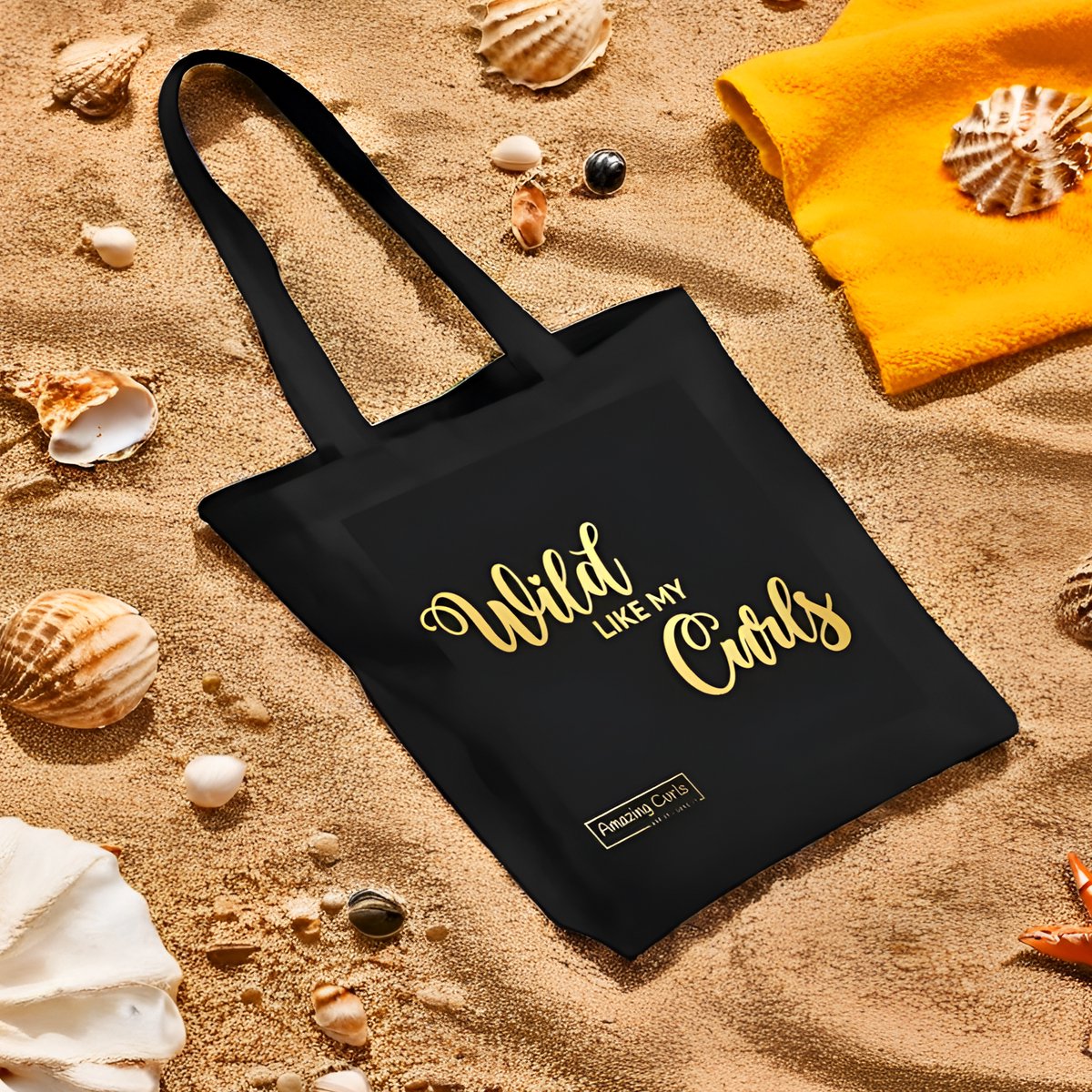 Maxi Tote Bag zwart met goudkleurige tekst 'Wild like my Curls' en klein Amazing Curls logo voor krullenproducten