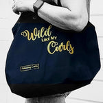 Maxi Tote Bag in donkerblauw met gouden tekst 'Wild like my Curls' en subtiel Amazing Curls logo voor krullenproducten.
