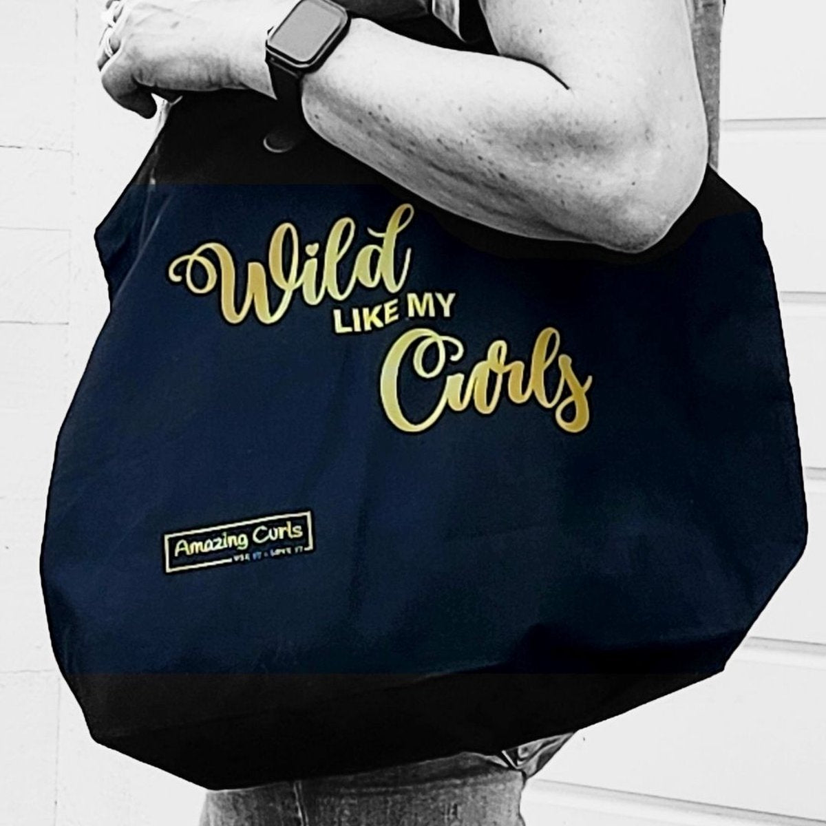 Maxi Tote Bag in donkerblauw met gouden tekst 'Wild like my Curls' en subtiel Amazing Curls logo voor krullenproducten.