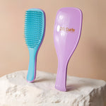 Wet Detangler Brush in paarse en blauwe uitvoering, geschikt voor het ontwarren van krullendhaar volgens cgmethode.