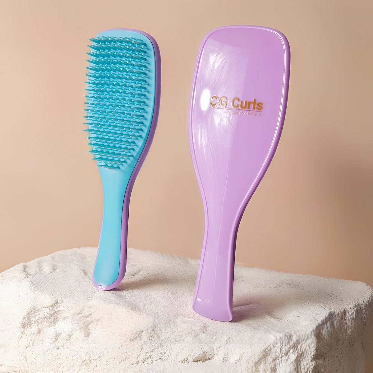 Wet Detangler Brush in paarse en blauwe uitvoering, geschikt voor het ontwarren van krullendhaar volgens cgmethode.