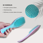 Wet Detangler Brush in blauw met paarse accenten, zacht en waterbestendig ontwarringsborstel voor krullendhaar volgens cgmethode.