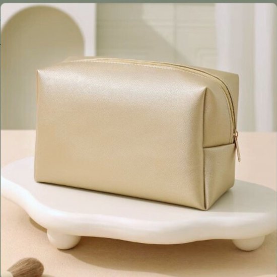 Sterke Krullen Bundel gouden toilettas, duurzaam materiaal, ideaal voor krullenproducten en verzorging van krullendhaar.