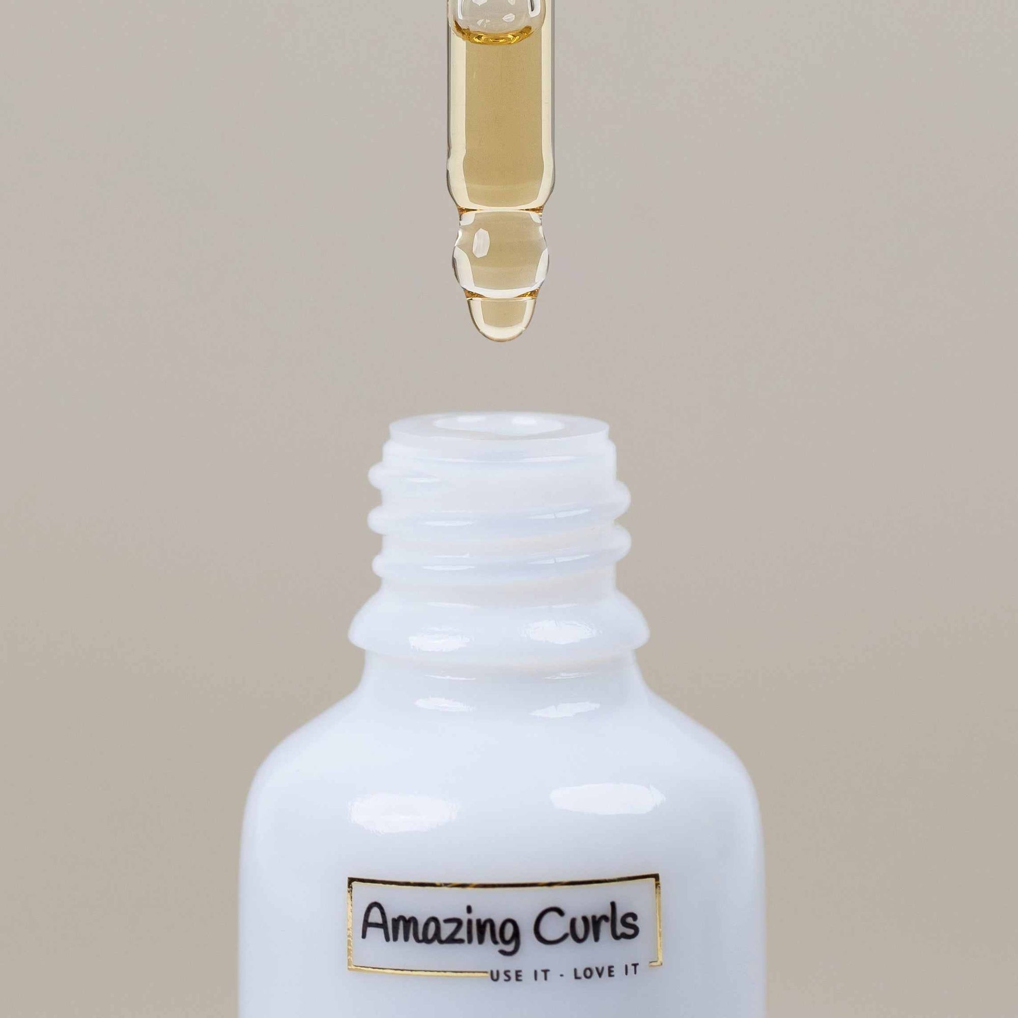 Druppel boven open flesje Super Sealing Oil van Amazing Curls, krullenproducten voor krullendhaar en cgmethode