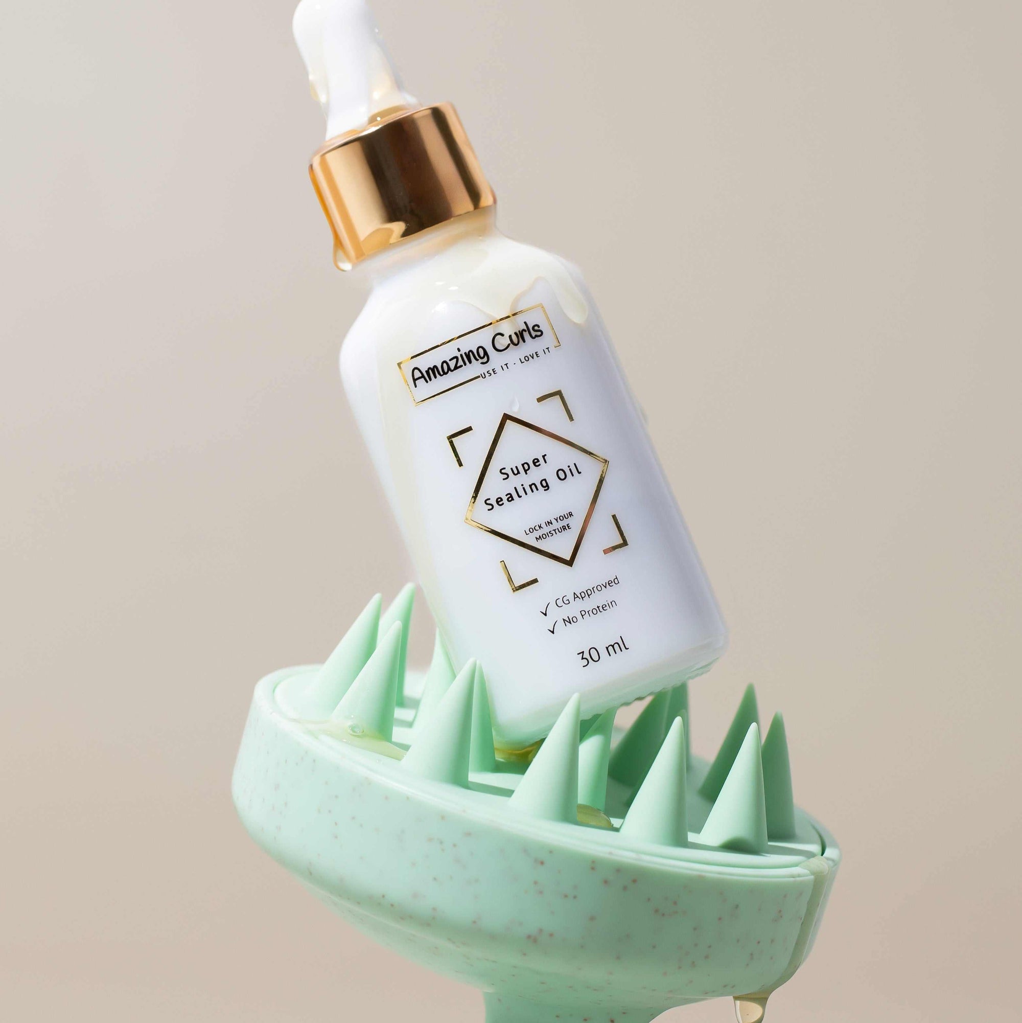 Flesje Super Sealing Oil van Amazing Curls op groene haarscrubber, krullenproducten voor krullendhaar en cgmethode