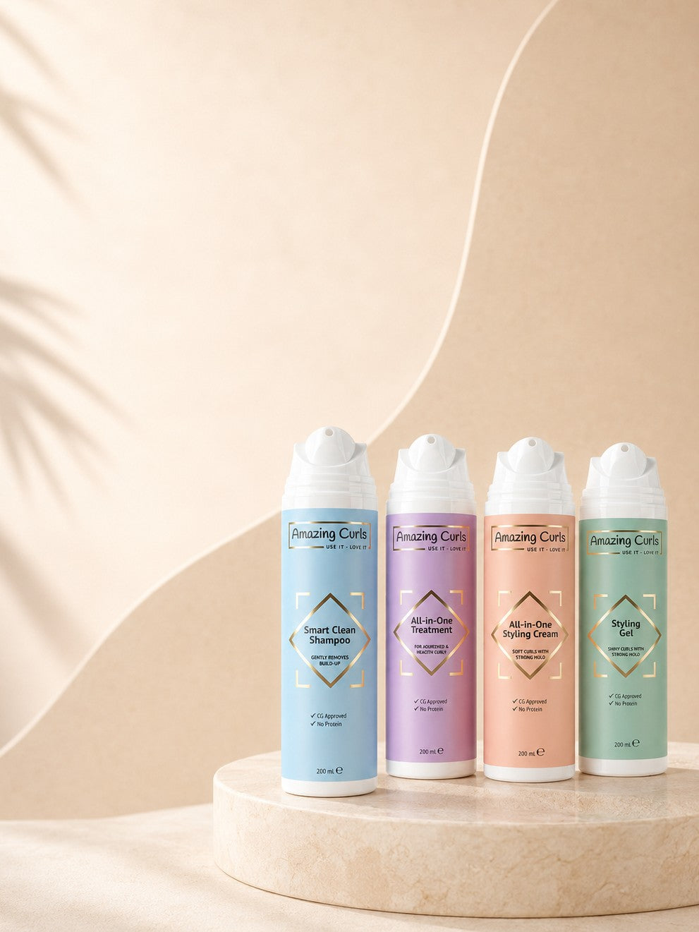 Vier schuimflessen Amazing Curls in zachte pastelkleuren op een ronde stenen standaard tegen beige achtergrond