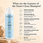 Flesje Smart Clean Shampoo van Amazing Curls met lichte blauwe verpakking naast natuurlijke elementen en productomschrijving.