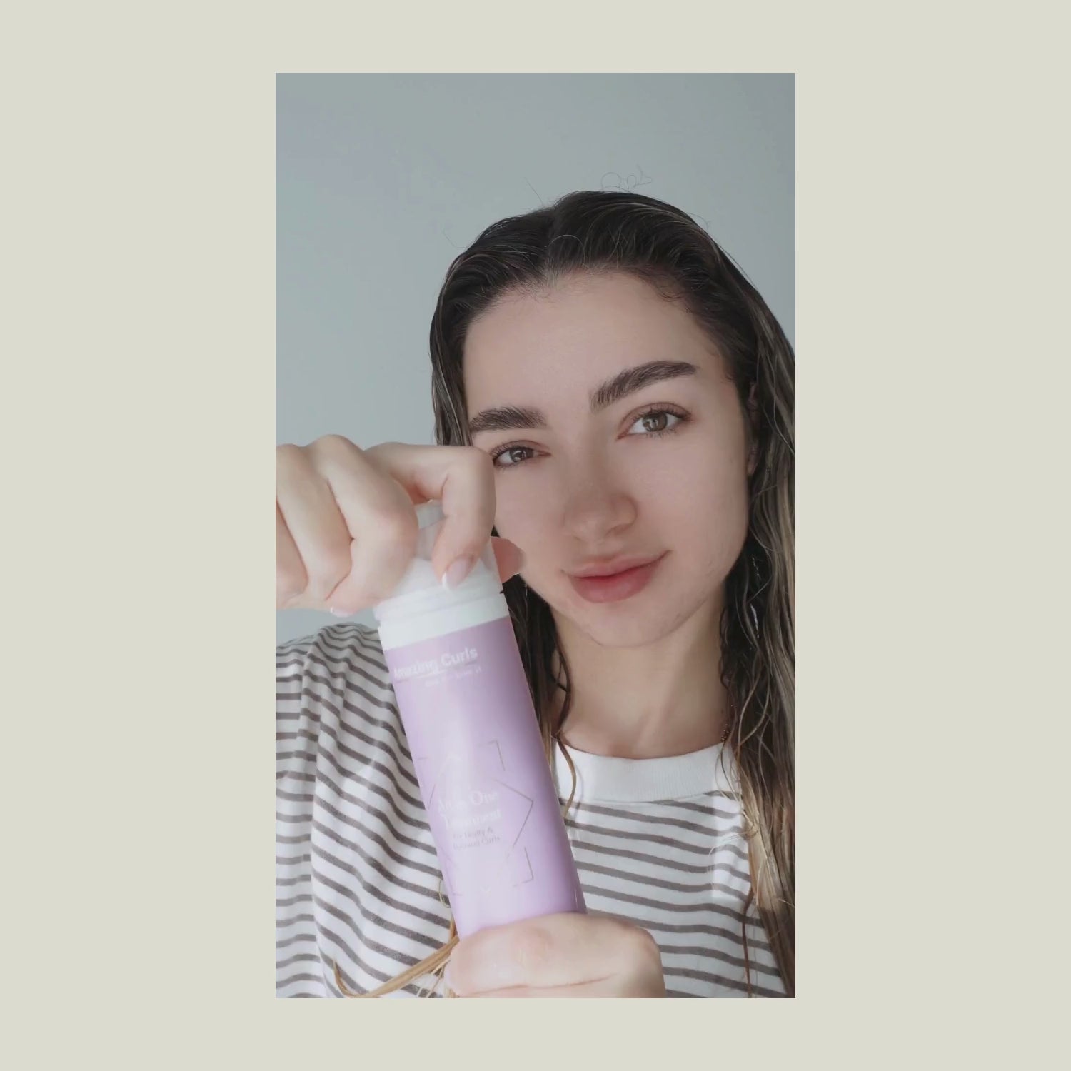 vrouw meet krullen haar die een masker aanbrengt -  krullenproducten