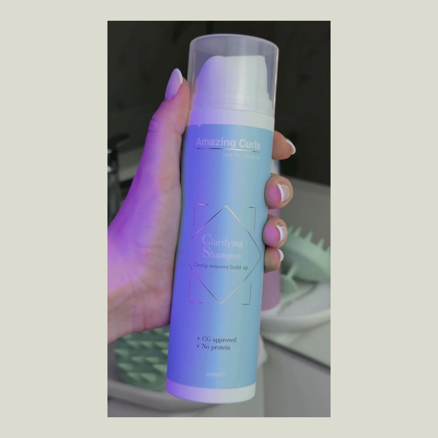 vrouw met krullend haar die de Smart Clean Shampoo van Amazing Curls gebruikt