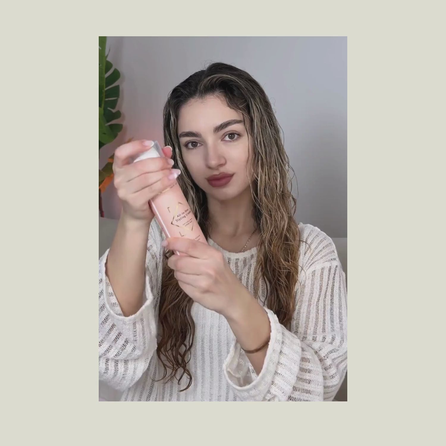 vrouw met krullend haar die de Protein Drops van Amazing Curls gebruikt - Proteine Druppels