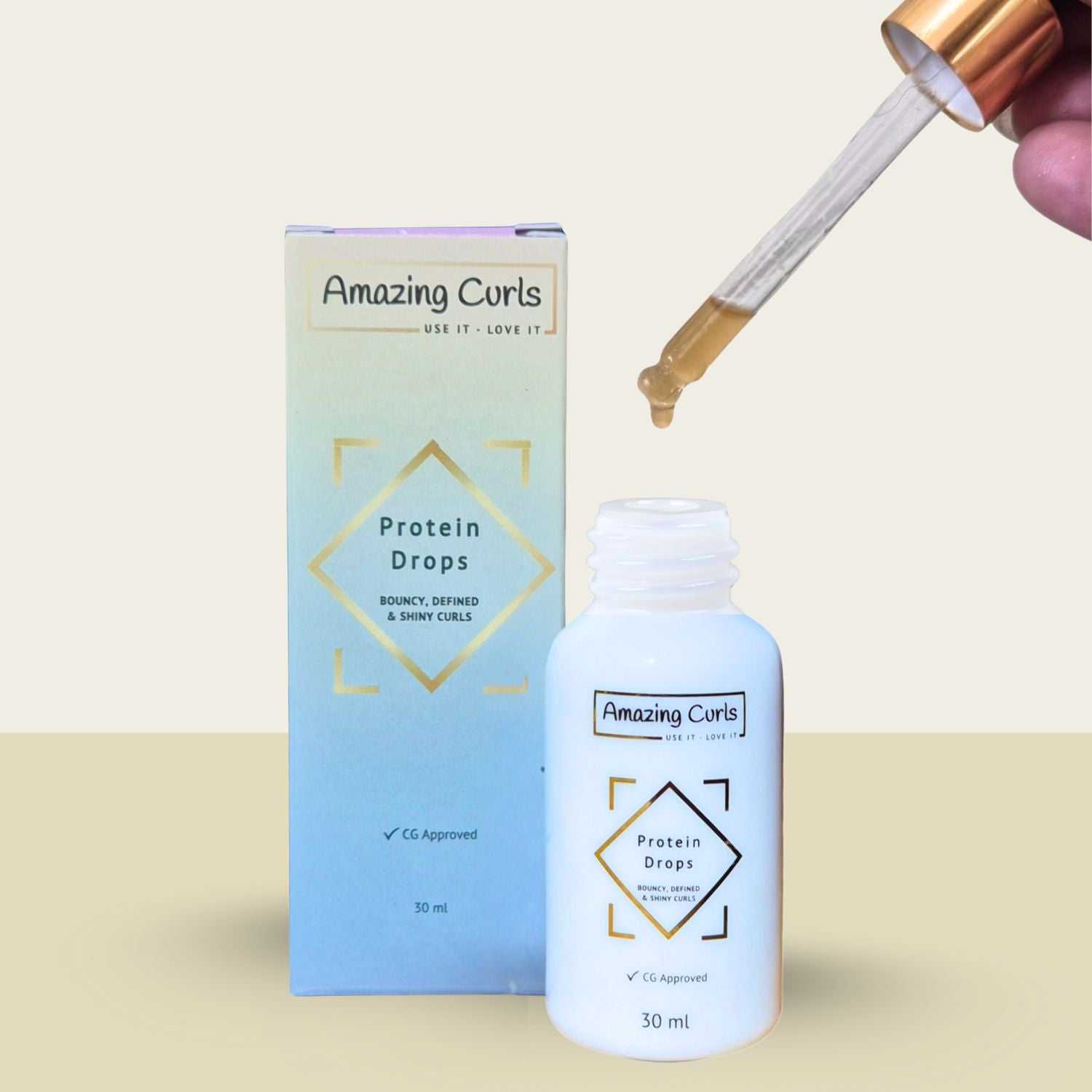 Hand met pipet boven open flesje Protein Drops van Amazing Curls, krullenproducten voor krullendhaar en cgmethode