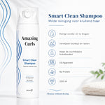 Flesje Smart Clean Shampoo van Amazing Curls in airless fles naast natuurlijke elementen en productomschrijving.