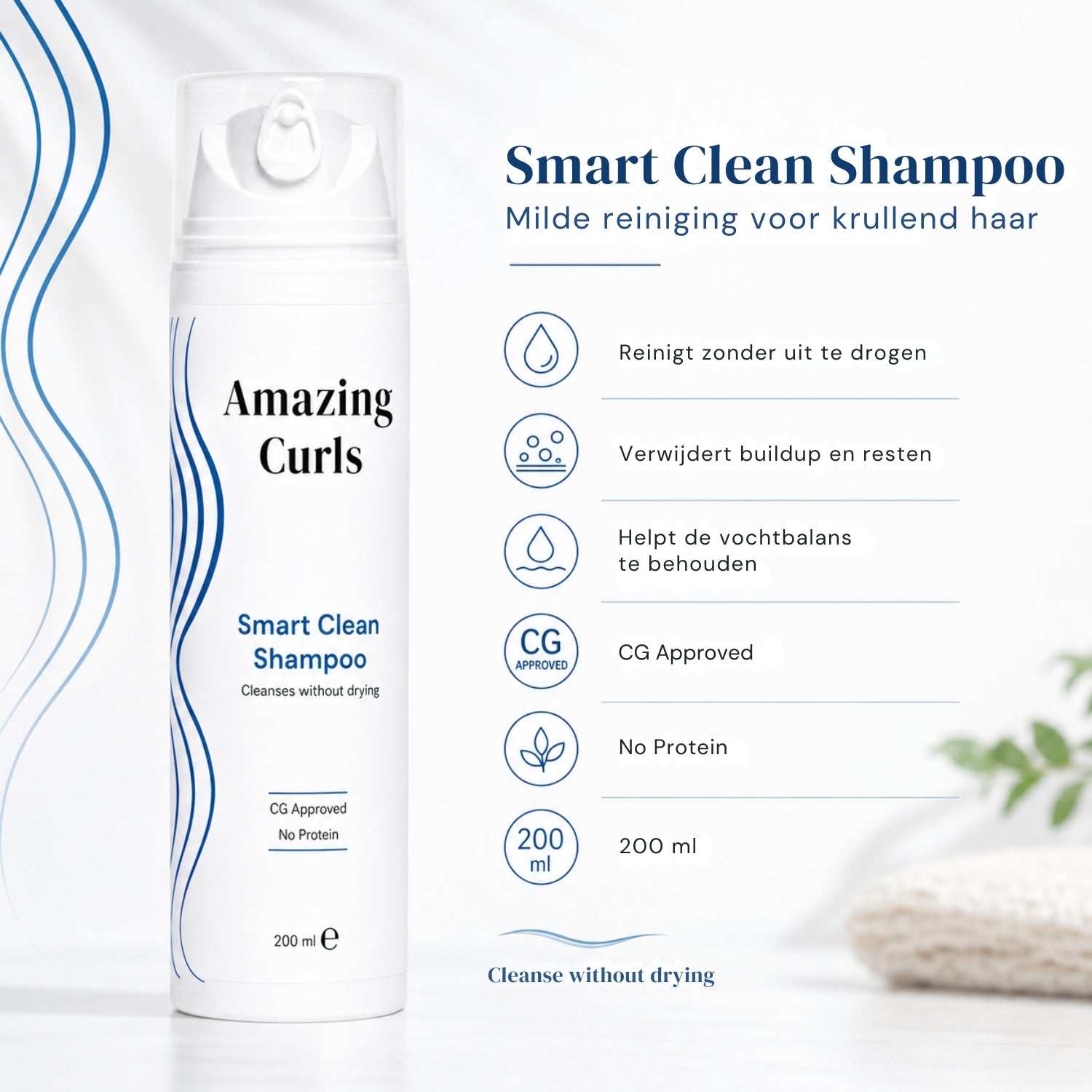 Flesje Smart Clean Shampoo van Amazing Curls in airless fles naast natuurlijke elementen en productomschrijving.