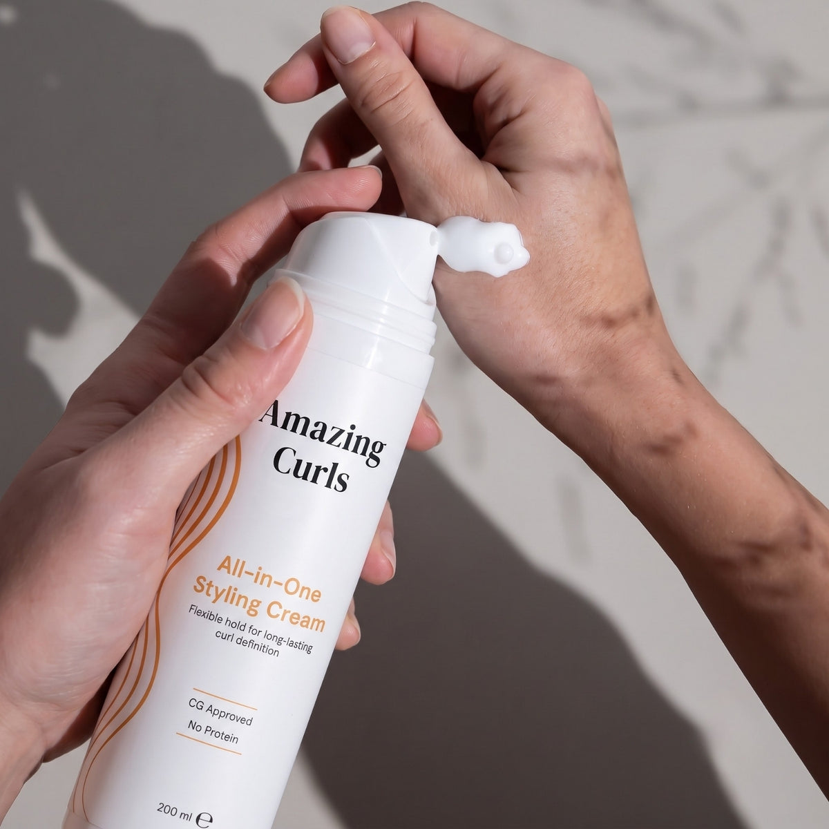 All-in-One Styling Cream in witte pompflacon voor styling van krullend haar
