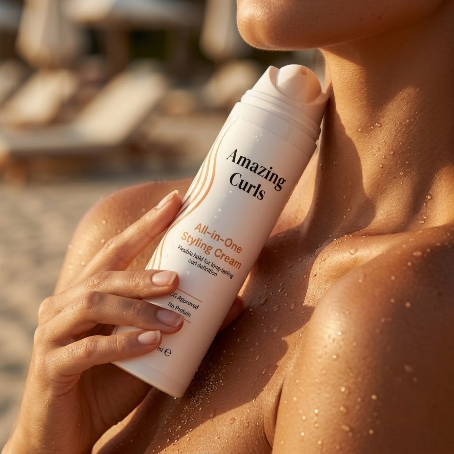 Person houdt witte fles All-in-One Styling Cream vast, verzorgt krullend haar met vocht en definitie voor zachte krullen.