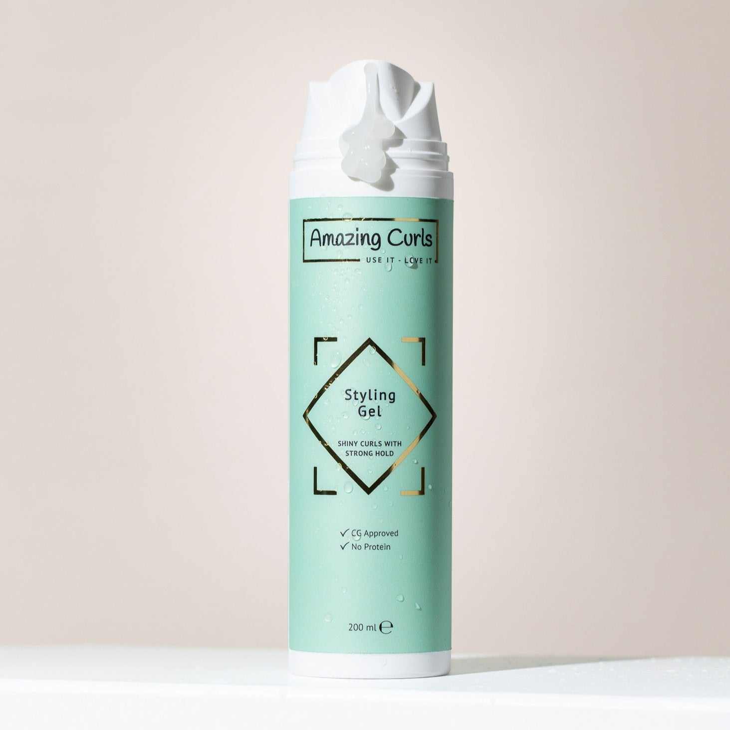 Fles Styling Gel van Amazing Curls krullenproducten voor krullendhaar volgens cgmethode gebruik