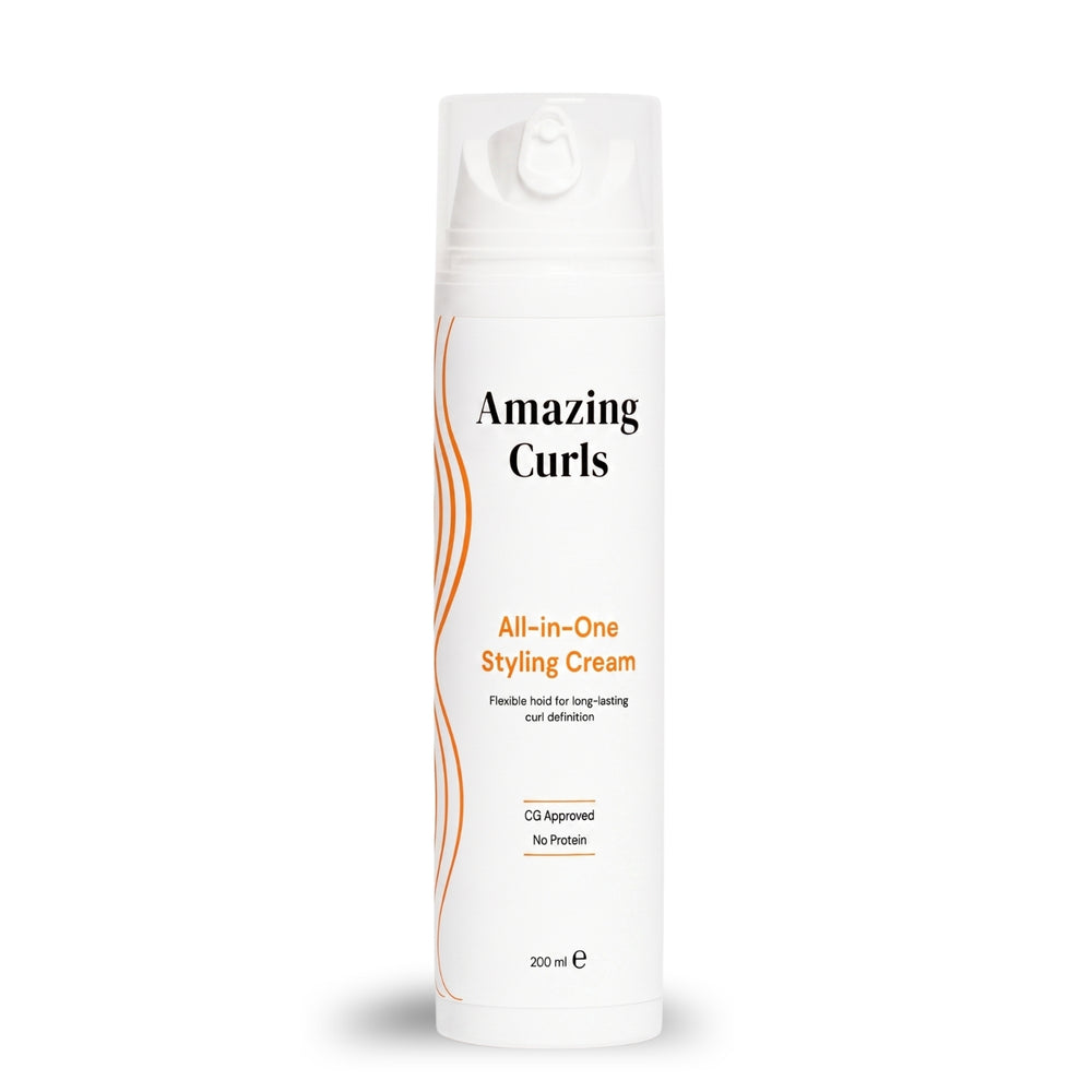 Witte verpakking met oranje golvende lijnen van All-in-One Styling Cream voor langdurige kruldefinitie en verzorging.
